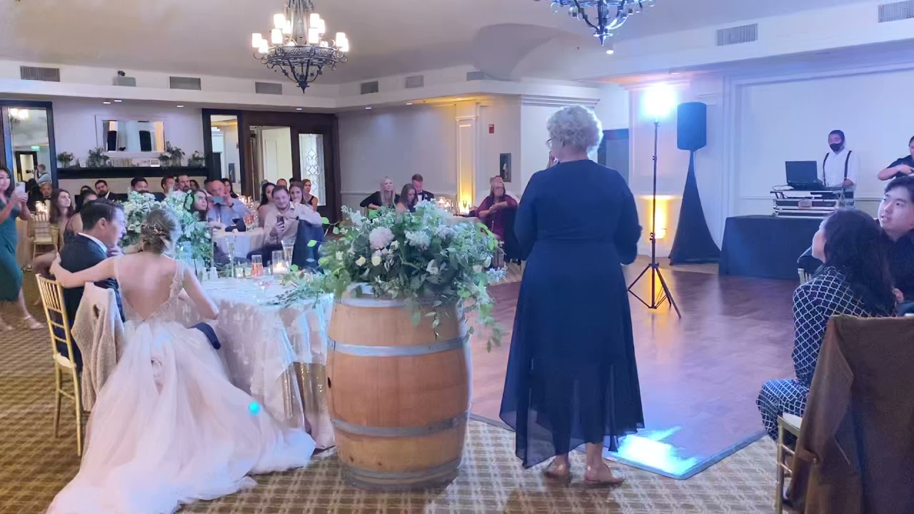 Kristina & Cody’s Wedding Dancing Queen Flash Mob 👰🤵‍♂️💍🎤 Moms Toast MOB