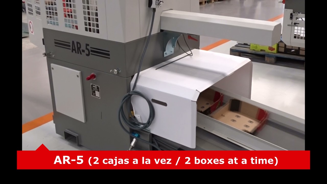 Q-2400 formando cajas columna a una velocidad de 3000 c/h / Q-2400  forming column boxes of 3000 t/h