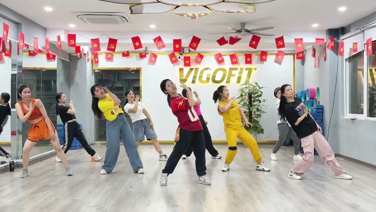 IS IT @Tylaofficial - Zumba with ‪@thaovurezumba1067 at VigoFit Đan Phượng