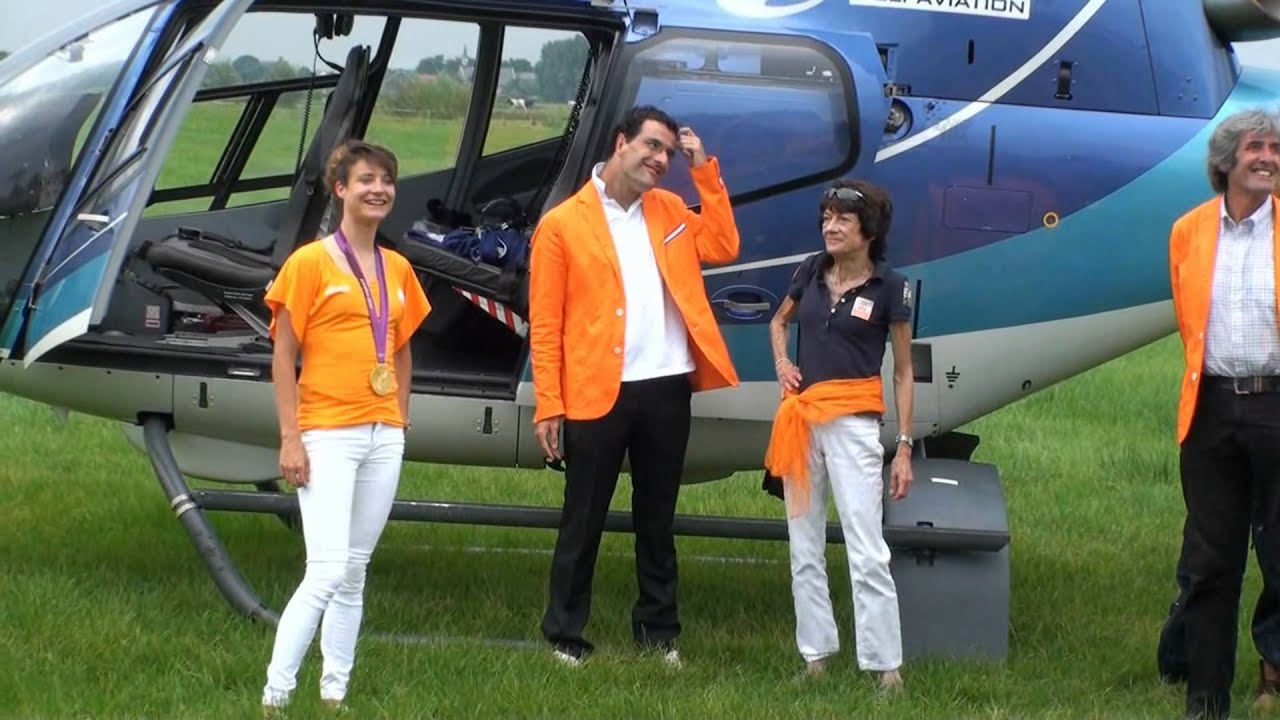 Marianne Vos komt de Meeuwense bevolking halen voor de huldiging in Wijk en Aalburg.wmv