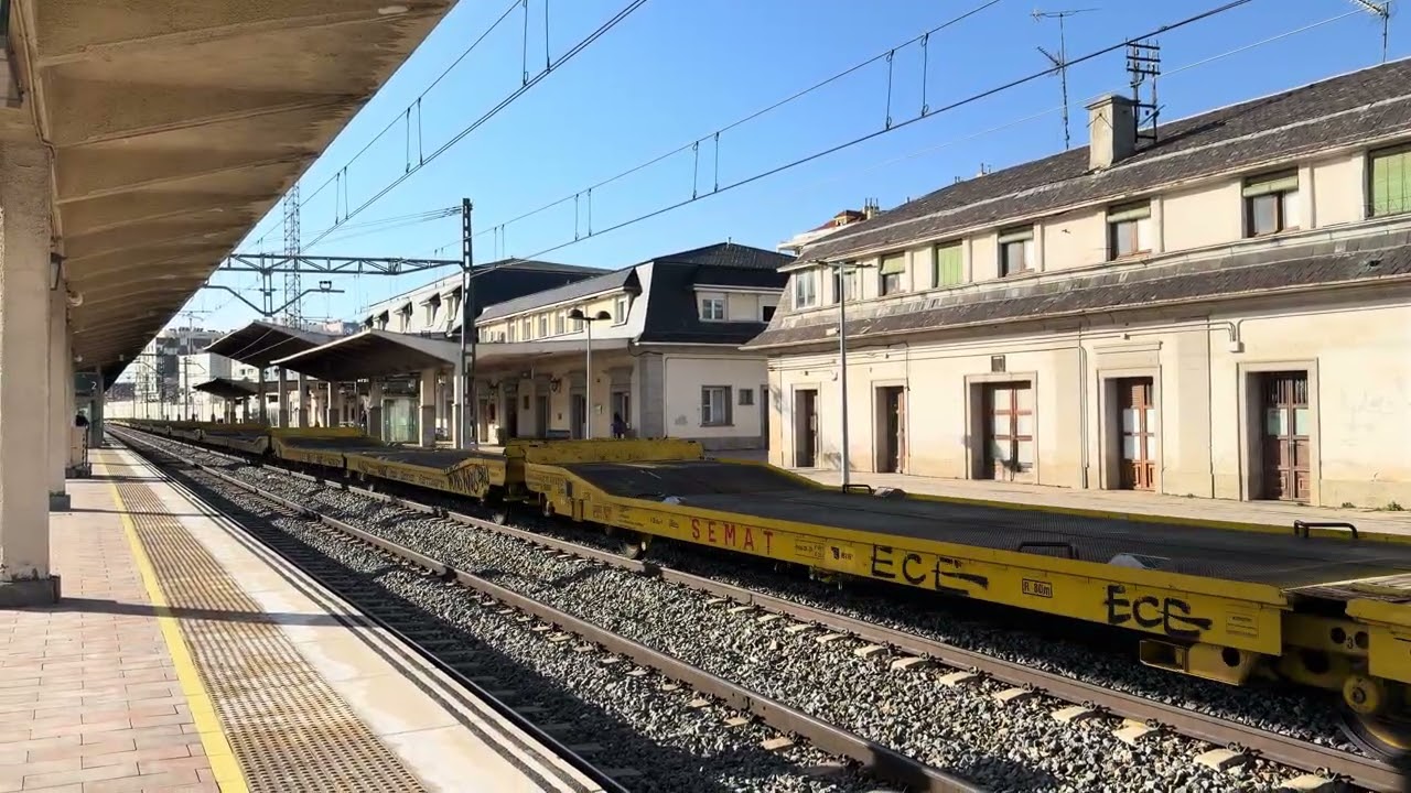 CRUCE LOCOMOTORA 253 DE RENFE MERCANCÍAS + PORTACOCHES VACÍO, SALUDOS MAQUINISTA Y MD S 449 (ÁVILA)