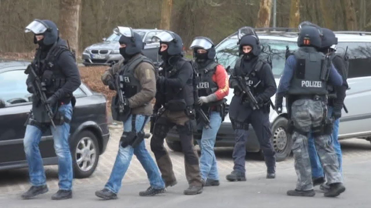 [POLIZEI GROSSEINSATZ] - Polizei umstellt Sportplatz nach Amoklauf - SEK-Team durchsucht Gebäude
