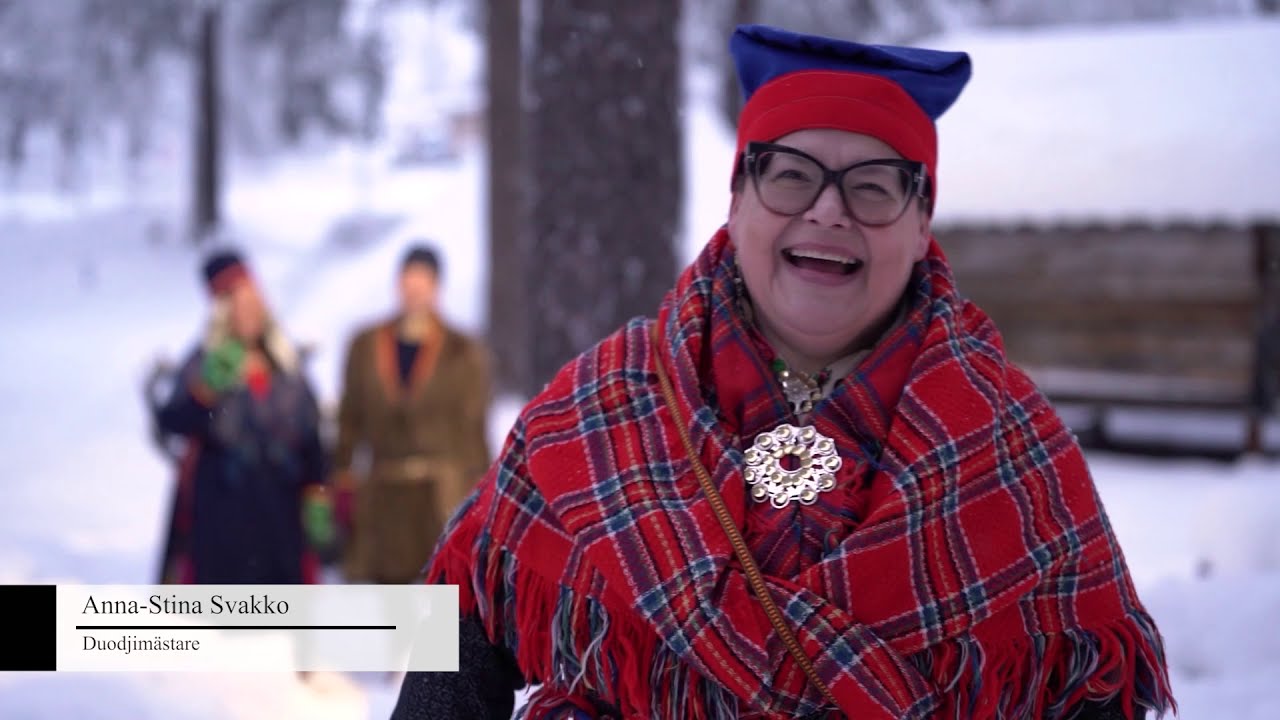 Sáme Jåhkåmåhke márnánin.  Samer på Jokkmokks marknad. The Sami at Jokkmokk Market. 2021