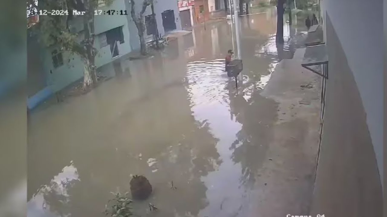 Por las inundaciones, un chico de 14 años se electrocutó en Lanús y está grave