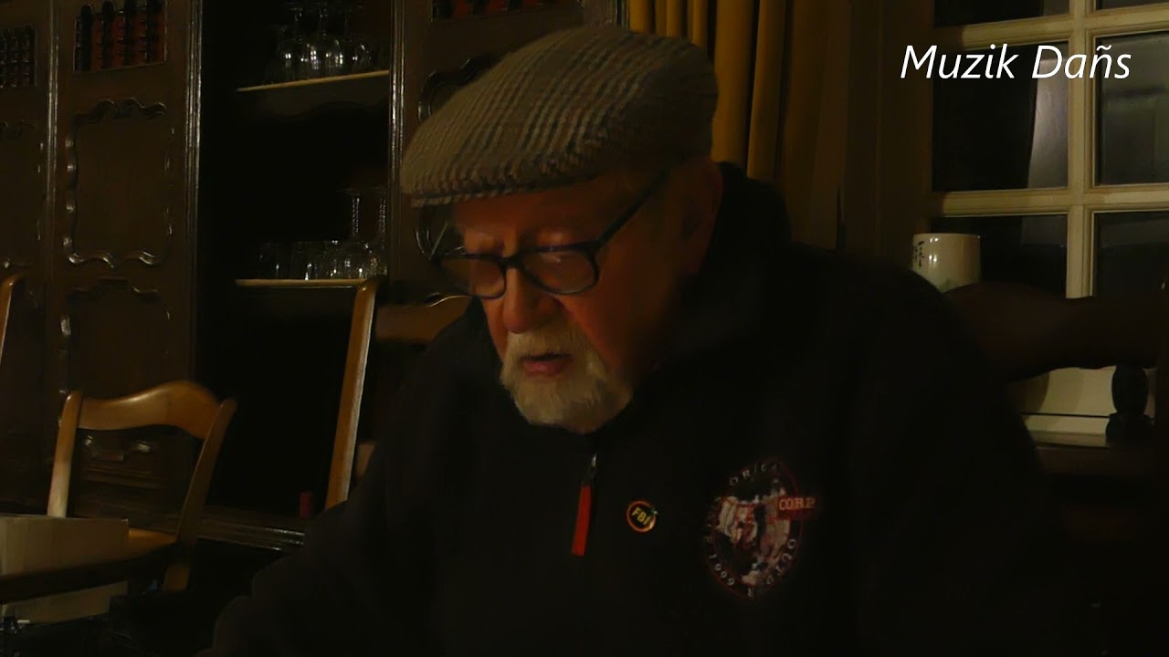 Chanson bretonne sous-titrée : Ar Wenn/Wezenn avaloù (le pommier-Yann Moulin de Châteauneuf Du Faou)