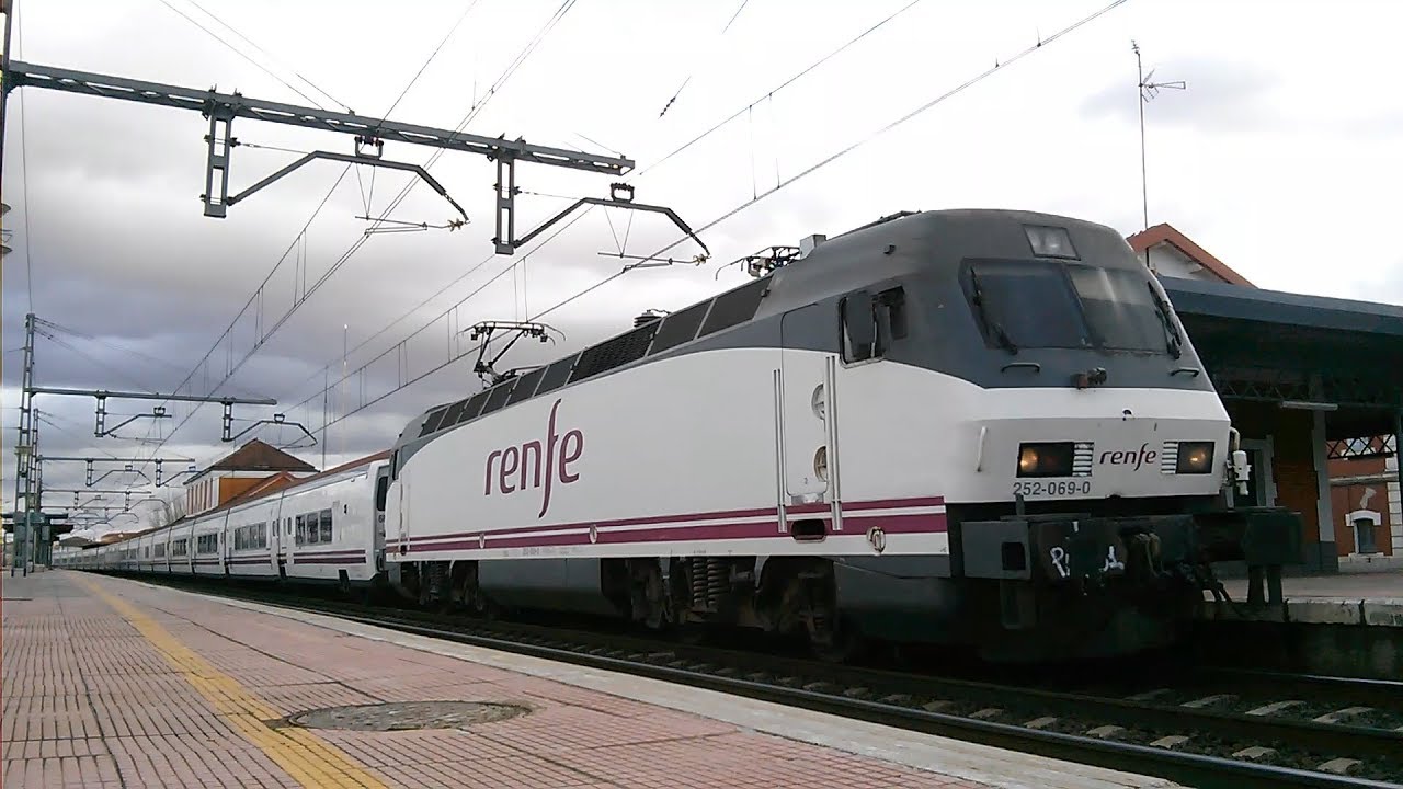 Talgo Torre del Oro maniobrando en Alcázar de San Juan