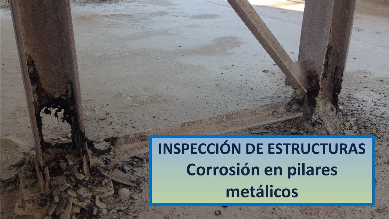 Inspección de estructuras en una fábrica. Pilares metálicos con corrosión en la base.