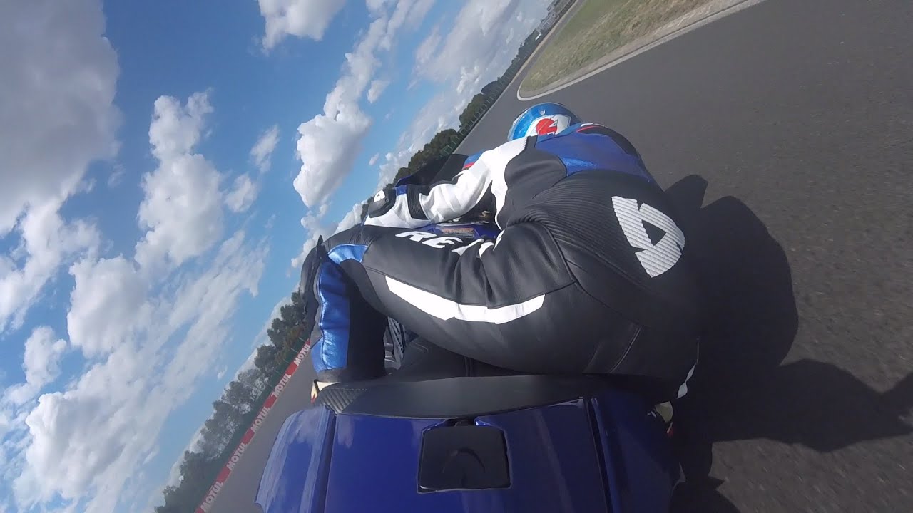 Yamaha R1 2019 elbow down