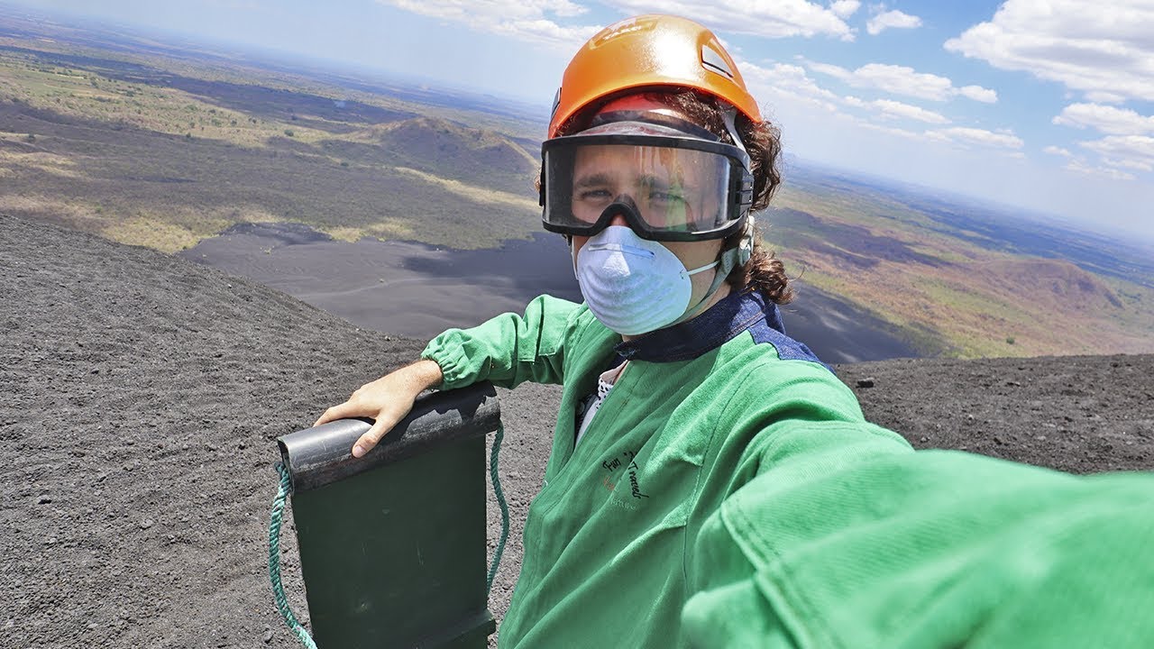 Surfeando en las cenizas de un VOLCÁN ACTIVO 🌋 Nicaragua