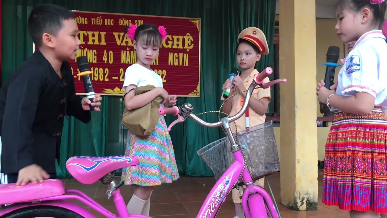 Tiểu phẩm an toàn giáo thông lớp 3C : A Páo xuống phố .