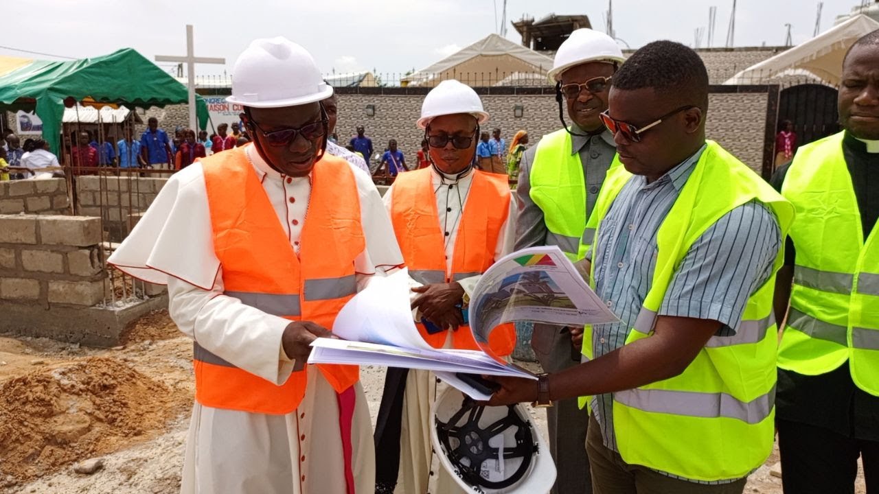VISITE DES TRAVAUX DE CONSTRUCTION DE L' ÉGLISE A LA PAROISSE JÉSUS BON PASTEUR PAR L'ARCHEVËQUE