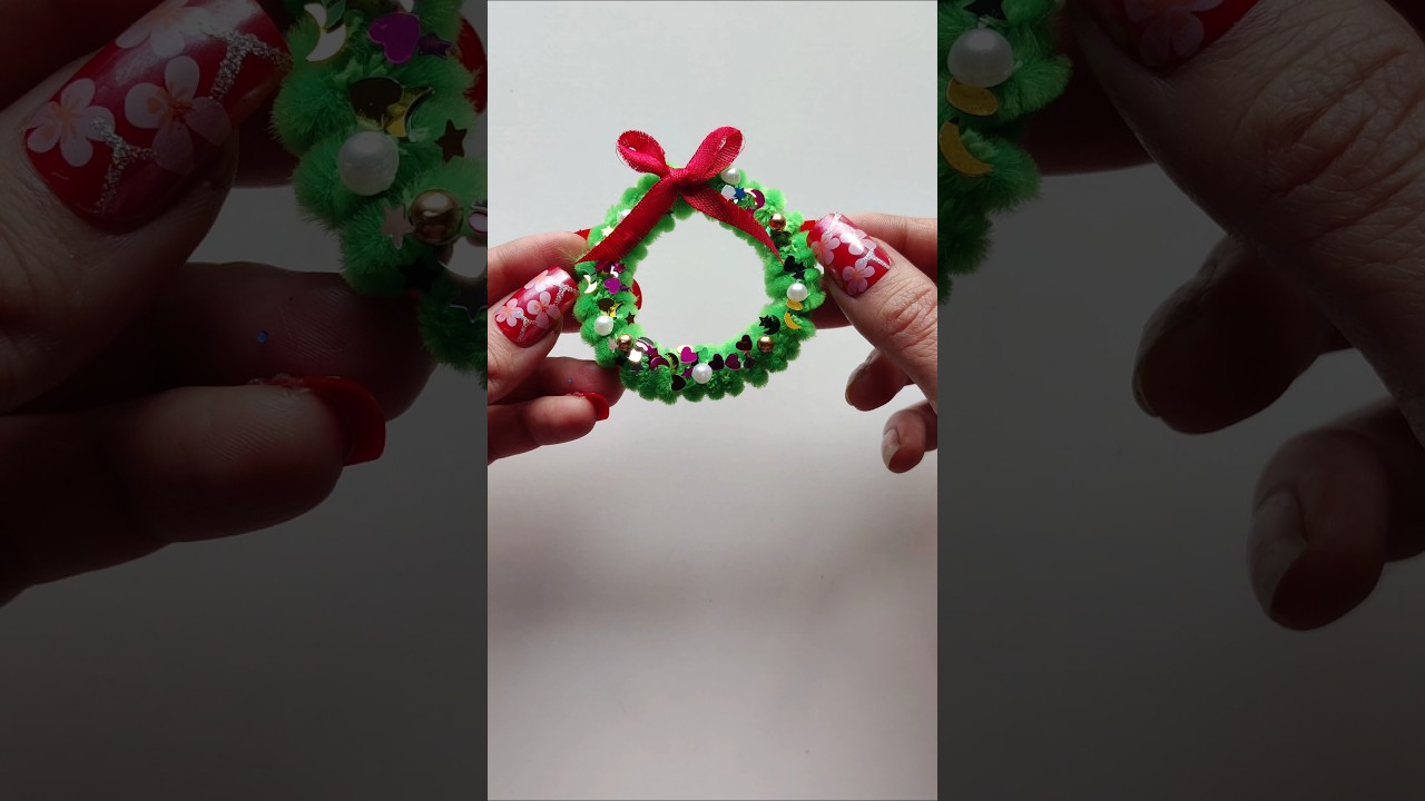 Make a Charming Christmas Wreath This Year!