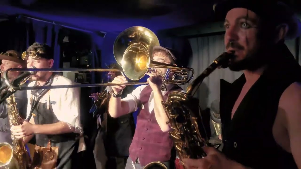BLAH BLAH BLAH 🎷 𝕊𝕥𝕖𝕒𝕞 𝔹𝕣𝕒𝕤𝕤 𝔹𝕒𝕟𝕕 (Live cover)