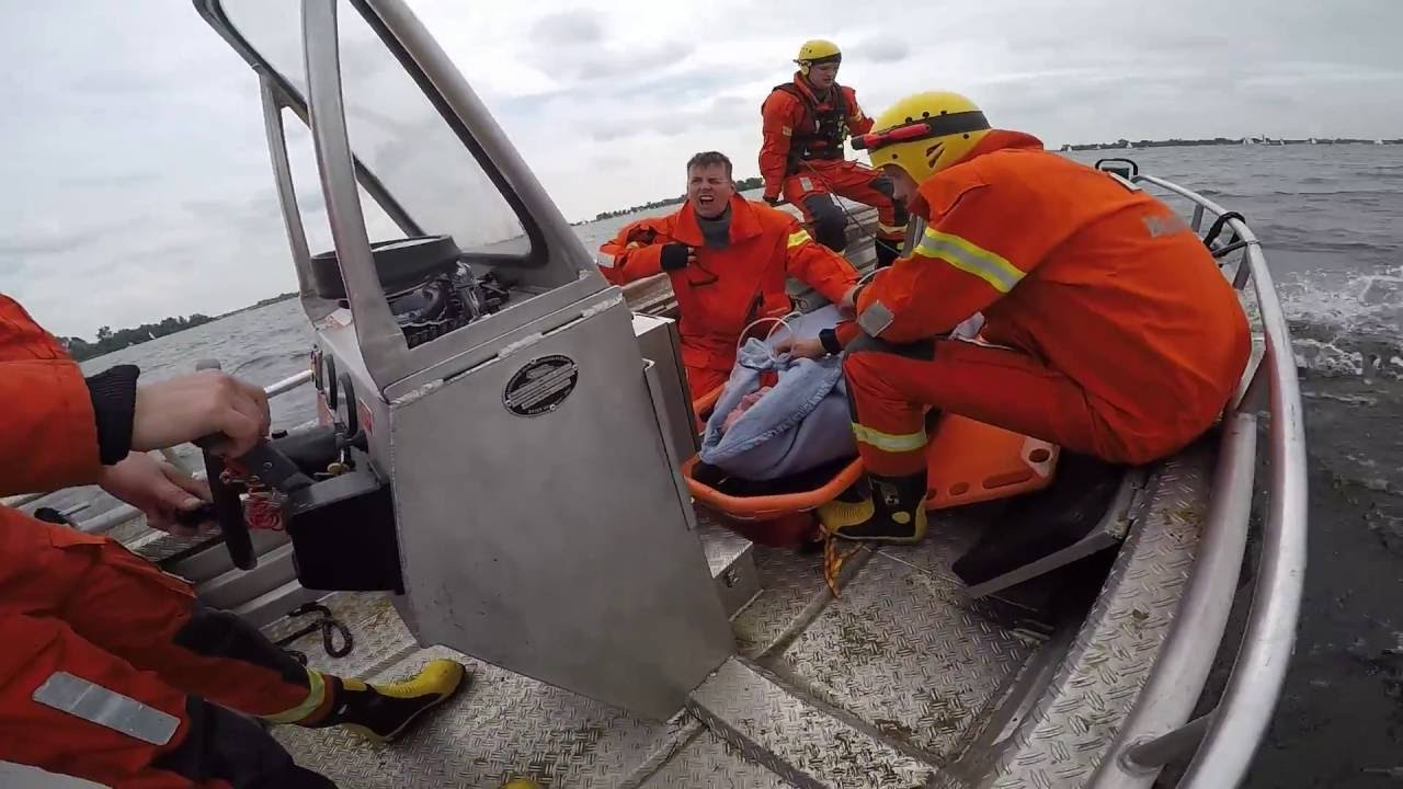 Oppervlakteredding met Brandweerhulpboot   Brandweer loosdrecht