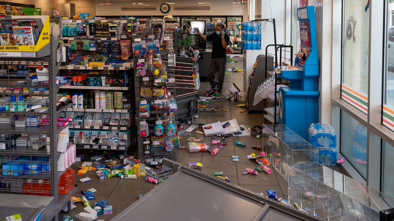 See volunteer crew clean up downtown 7-Eleven hit by looters after George Floyd protest