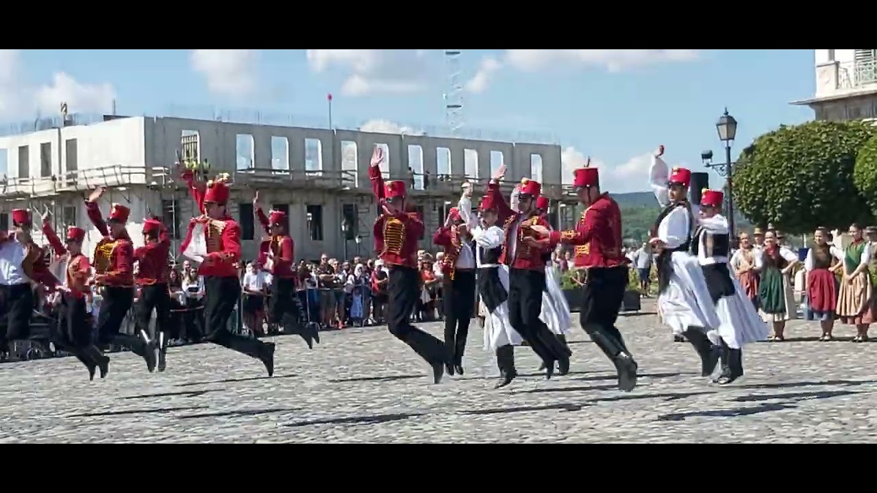 Táncra  magyar! A Magyar Nemzeti Táncegyüttes műsora a Sándor - palota előtt a Budai Várnál