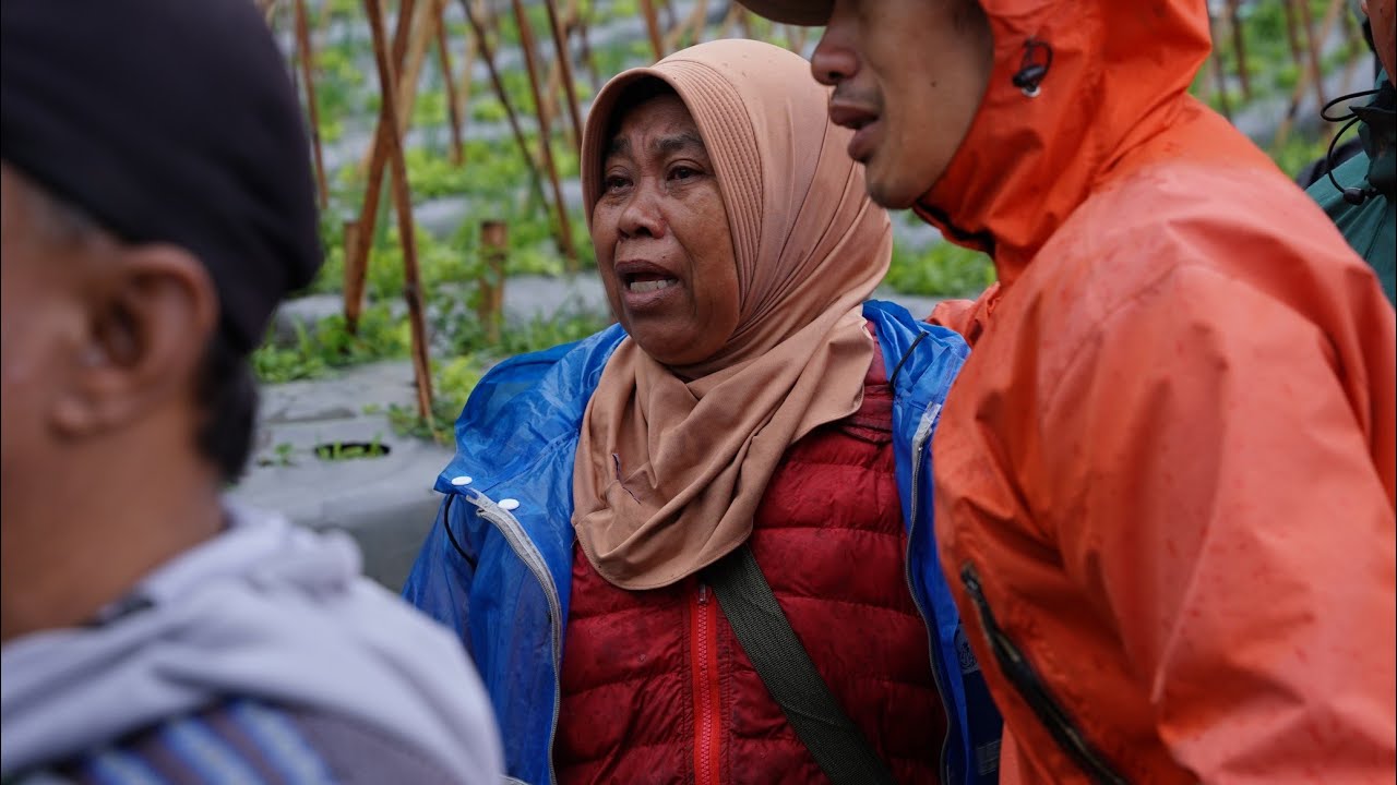 Wati Mencari Anggota Keluarganya yang Tertimbun Longsor Cisarua Bandung Barat