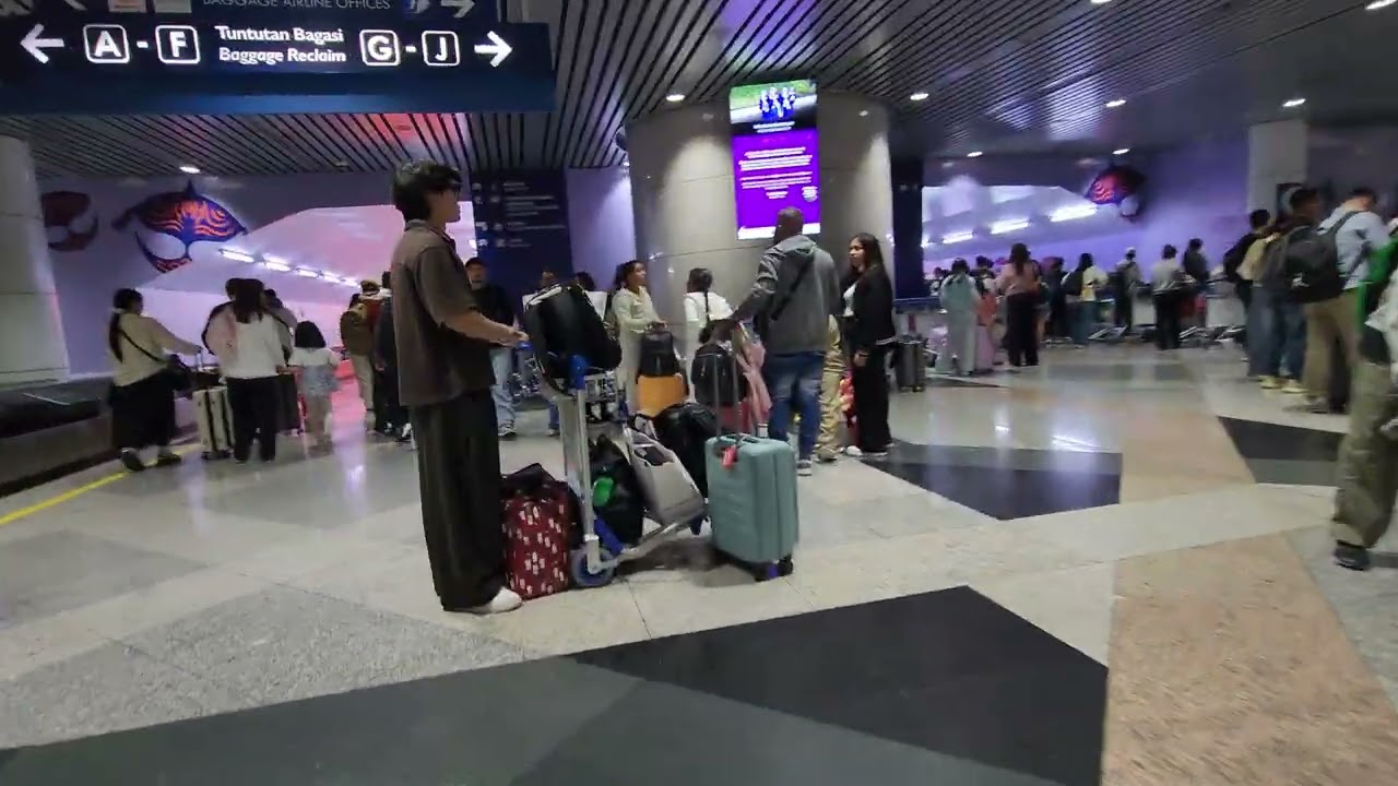 Walk to Luggage Baggage Reclaim Kuala Lumpur International Airport Terminal 1 KLIA1 KLIA T1 Sepang