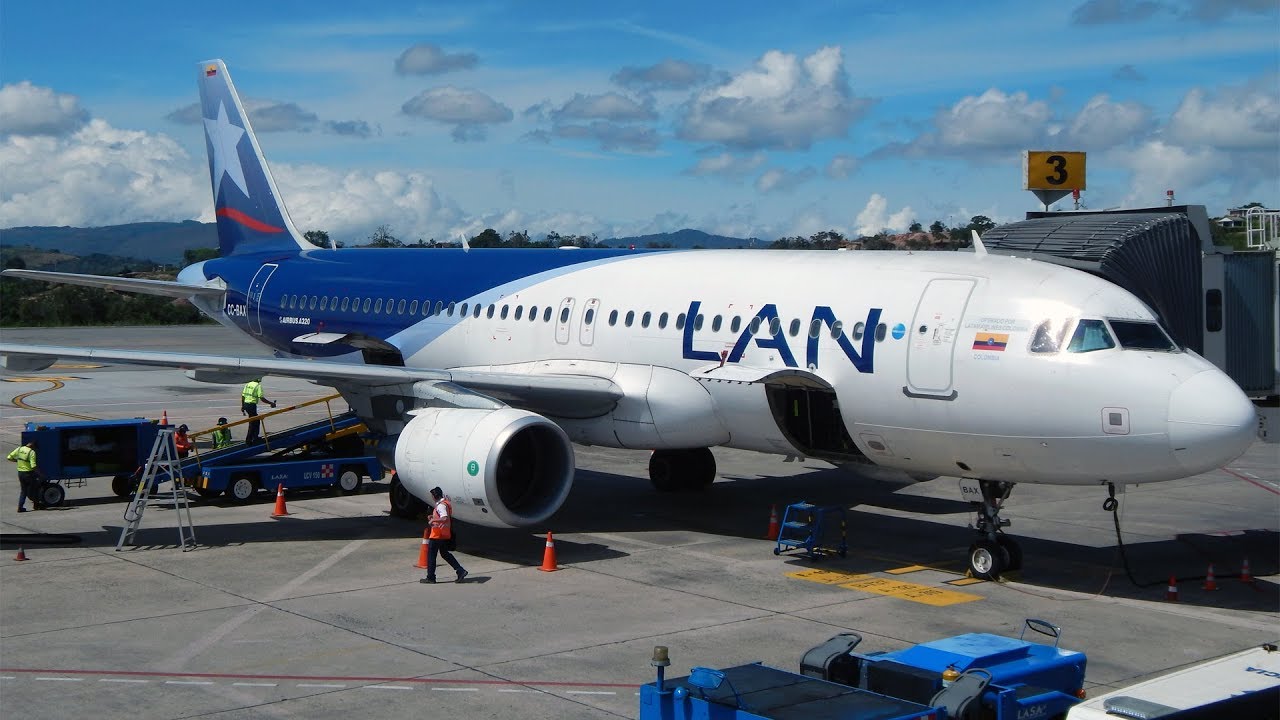 Latam Airlines Airbus A320 CC-BAX Despegando de Bucaramanga
