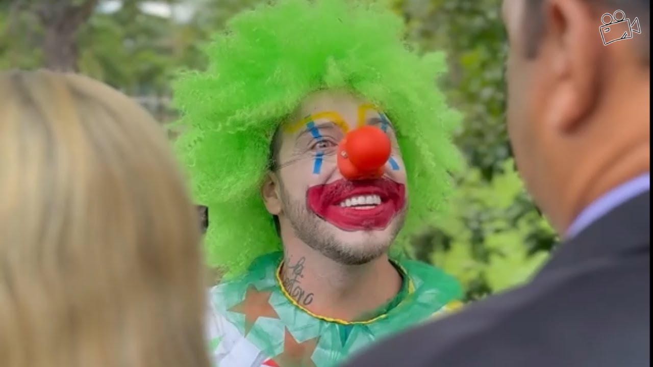 Bufão ficou milionário depois que sua esposa o trocou por outro homem.