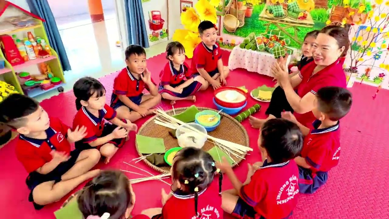 Hoạt động trải nghiệm: Bé trải nghiệm gói bánh chưng bánh tét ngày Tết Nguyên Đán. Lớp Lá Trung Ái