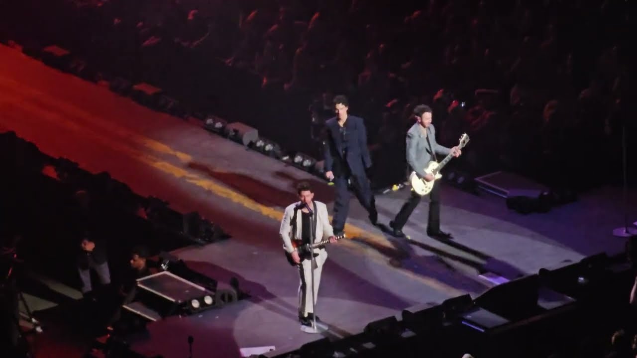 Leave Before You Love Me - Jonas Brothers - Greetings from Your Hometown Tour