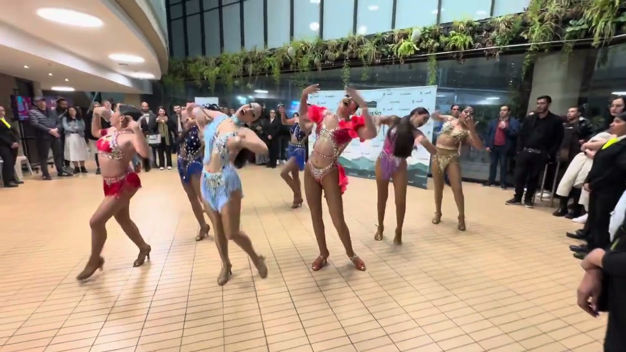 Grupo de mujeres Bombacara bailando el bailarín la máxima 79