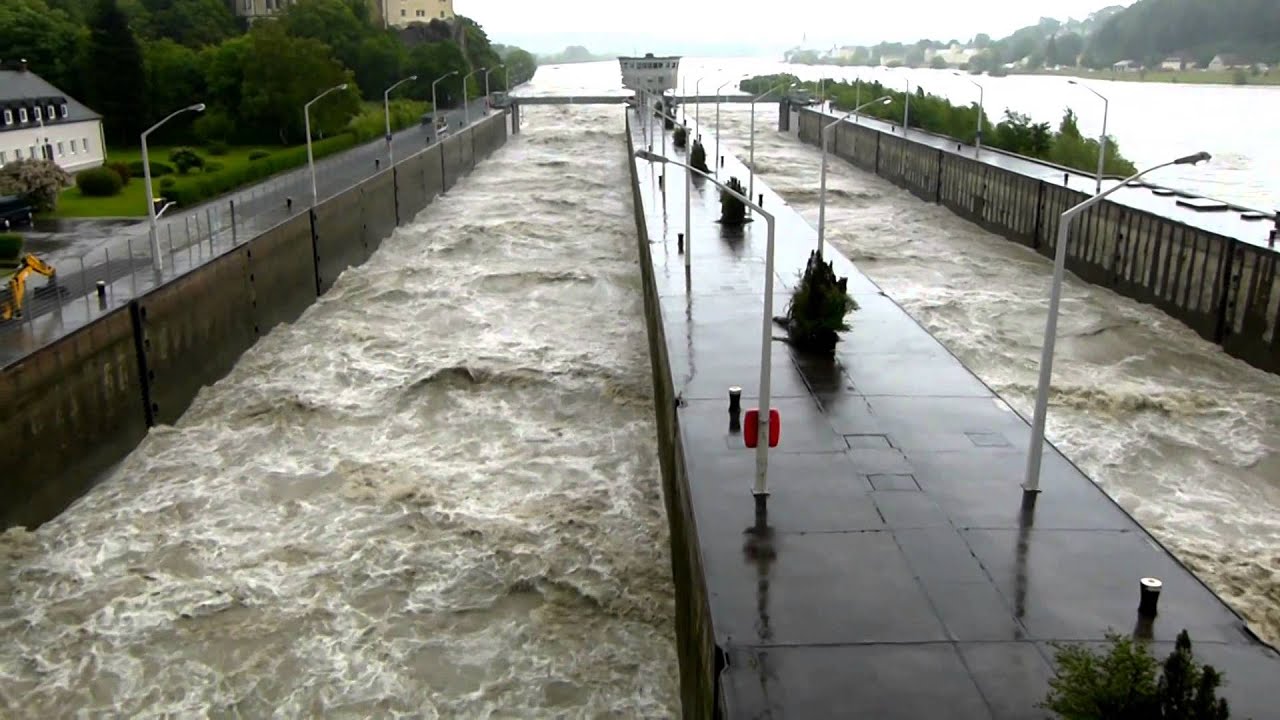 Donauhochwasser 3.6.2013 - Schleusenanlage Kraftwerk Ybbs-Persenbeug