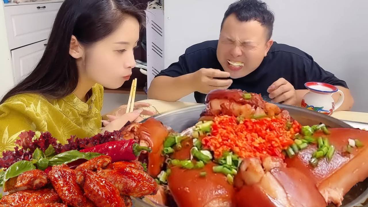 My stingy husband made me eat tomatoes while he ate braised pork.