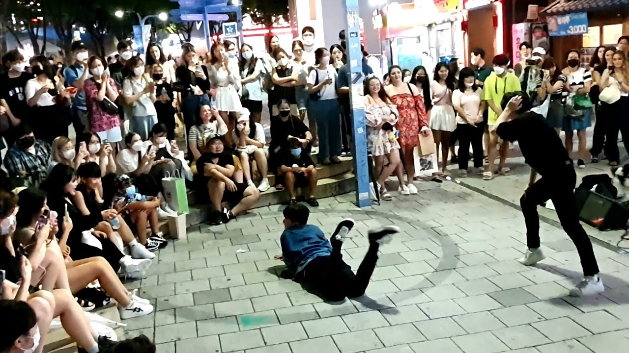 SUNDAY. SHINHWA, HYOJIN & CHANWOOK. UNIQUE HILARIOUS HONGDAE BUSKING.