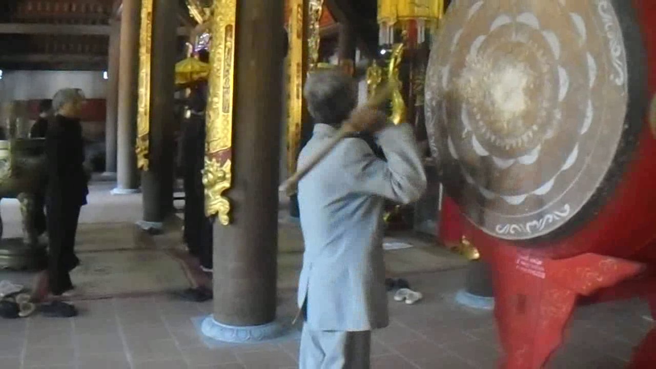 thầy dư dạy các cụ đánh trống ở đình tiên tảo