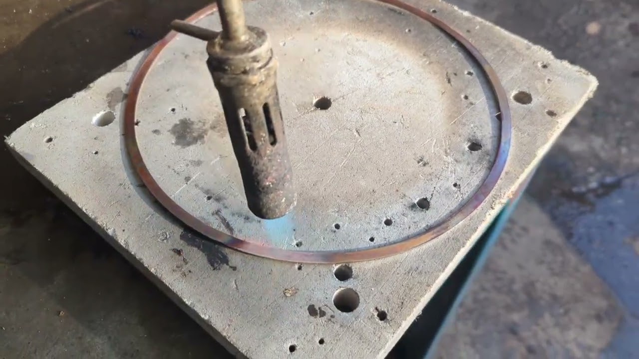 Отжиг медного уплотнительного кольца головки блока цилиндров дизельного двигателя MAN 1938 года.