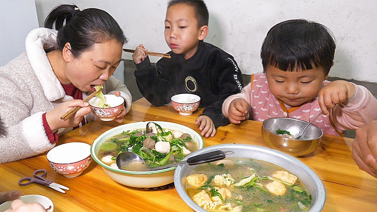 兒媳煮兩大盆麻辣燙，孩子嫌弃不够辣，還好婆婆喜歡