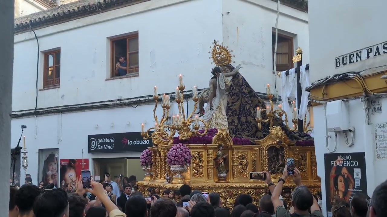 REGRESOS VÍA CRUCIS CÓRDOBA 2025. Las Angustias saliendo de calle Deanes con 'Virgen del Valle'