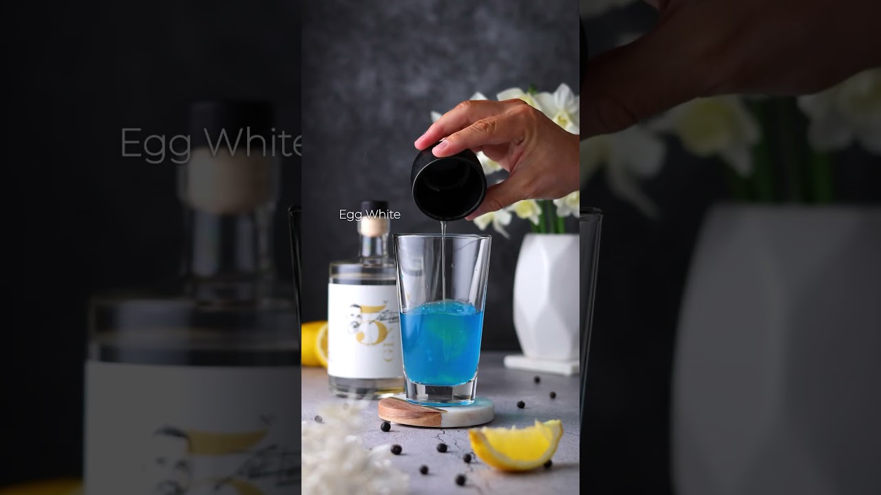 Blue Lady - a delicious cocktail recipe that makes a perfect summer drink #summerdrink #recipes