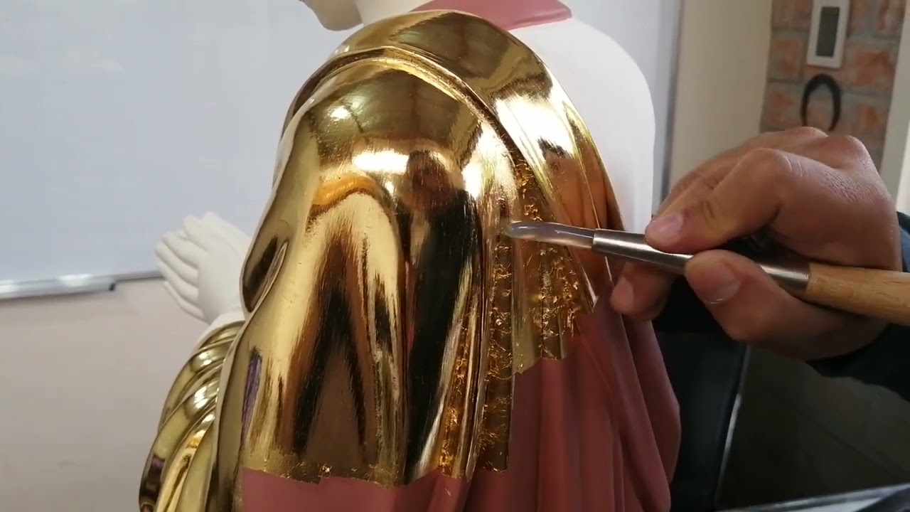 Proceso de bru&ntilde;ido con piedra de &aacute;gata al pan de oro 23 kilates, taller Arte Colonial en Ecuador