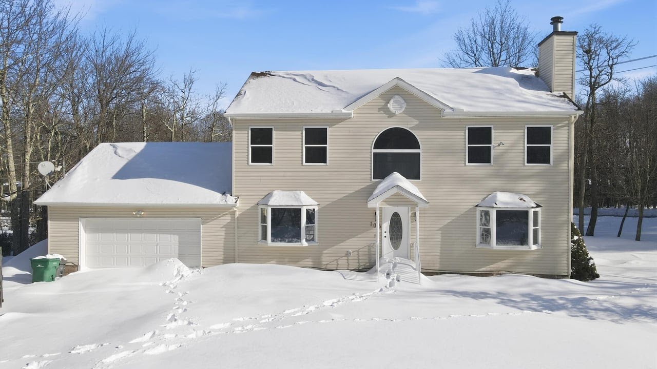 106 Greenleaf Dr, Long Pond, PA