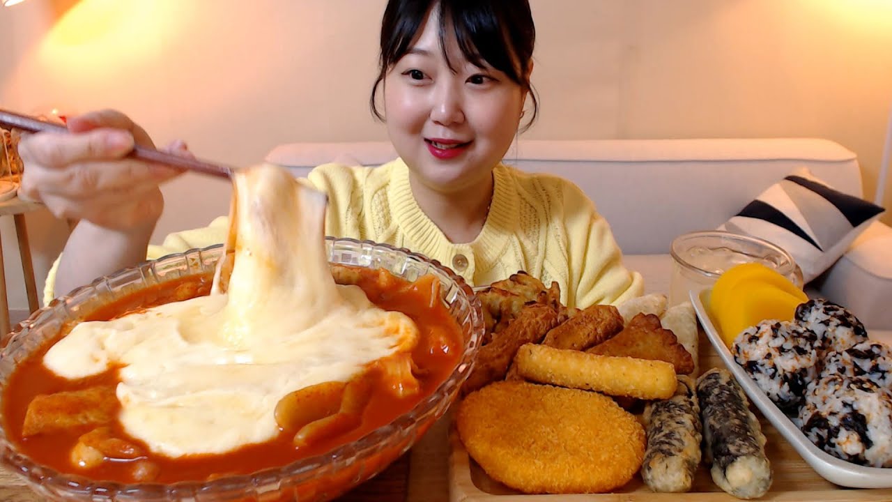 응급실 떡볶이에 쫀득한 치즈 2번 추가 날치알주먹밥 모둠튀김 김말이 만두 잡채말이어묵 감자크로켓 Spicy Cheese Tteokbokki Koreanfood 먹방 mukbang