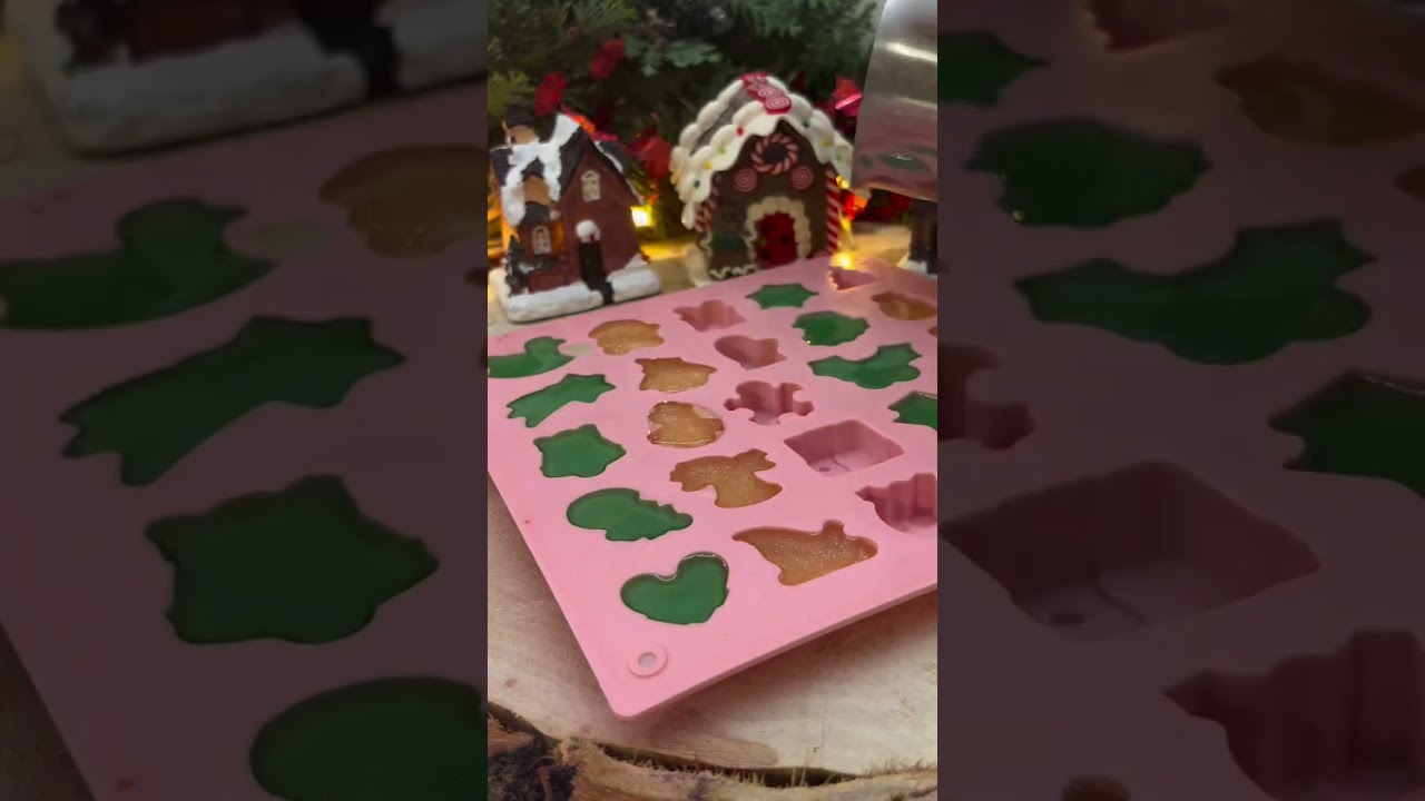 Festive Wax Melt Pour | Christmas Is Coming! 🎄💖 #trending #shorts #viral #fypシ