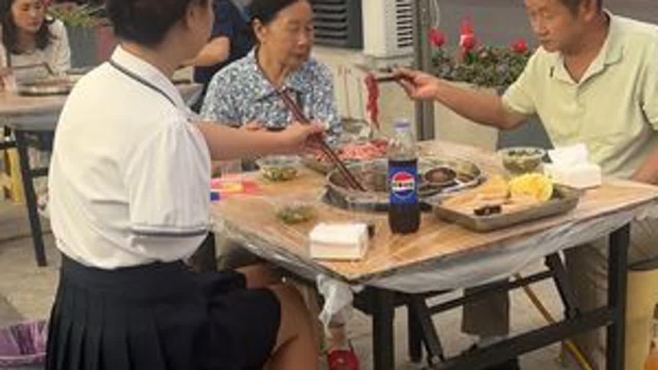 看爸妈熟练地给我夹菜，突然发现，陪伴才是最入味的蘸料。#原创视频 #vlog日常 #重庆残疾人驾校 #驾考困难户 #渝儿教练