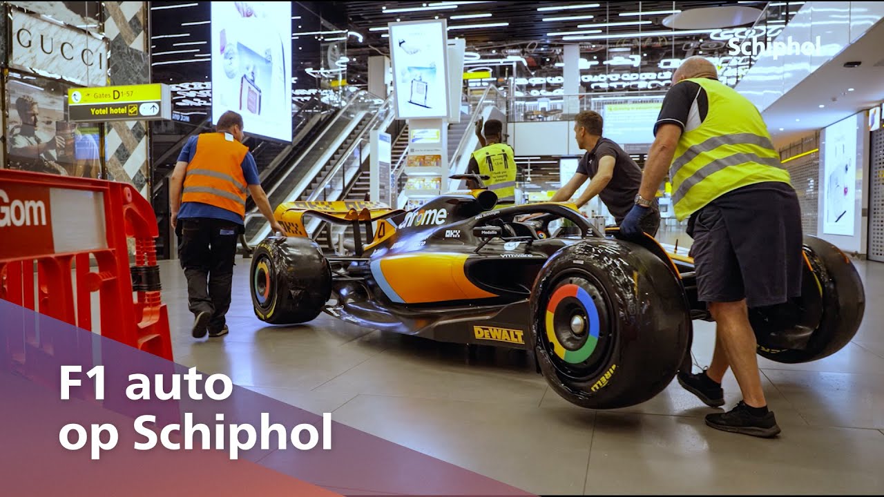 F1 auto geplaatst in Lounge op Schiphol