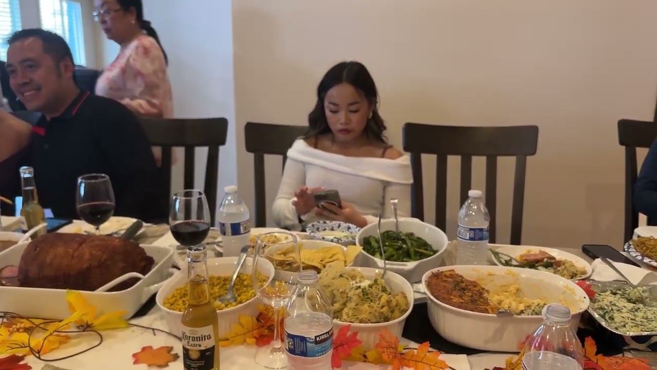 Gia đình ăn lễ Thanksgiving ￼11/25