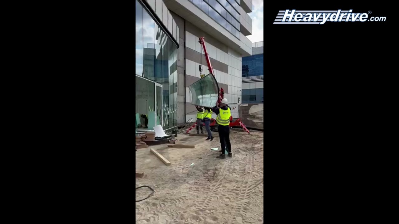 Installation of curved glass elements at the Novo Park Business Center in Bucharest (Romania)