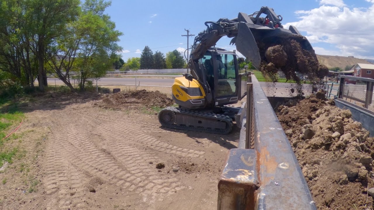 Mecalac 6MCR: Dirtpile cleanup after a big job.
