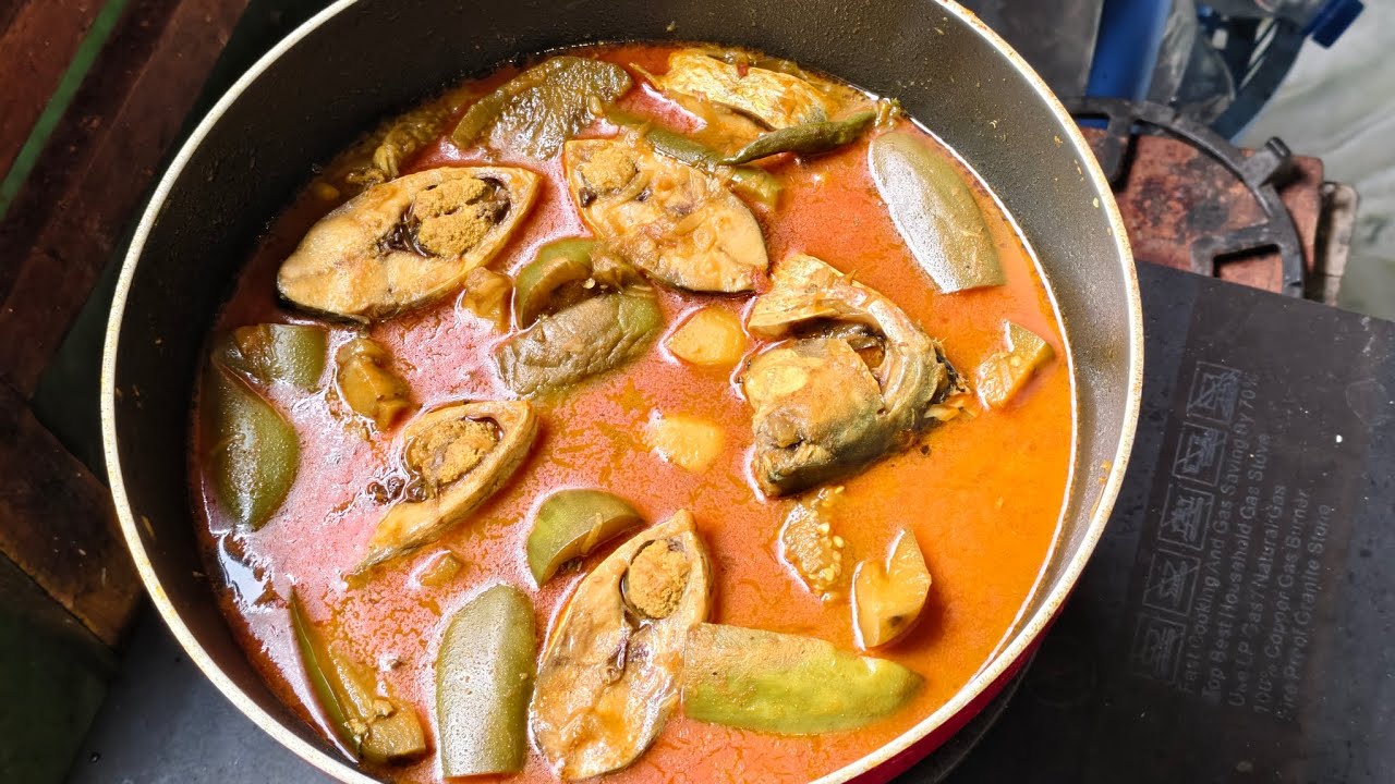 বেগুন দিয়ে ইলিশ মাছের ঝোল রান্না।