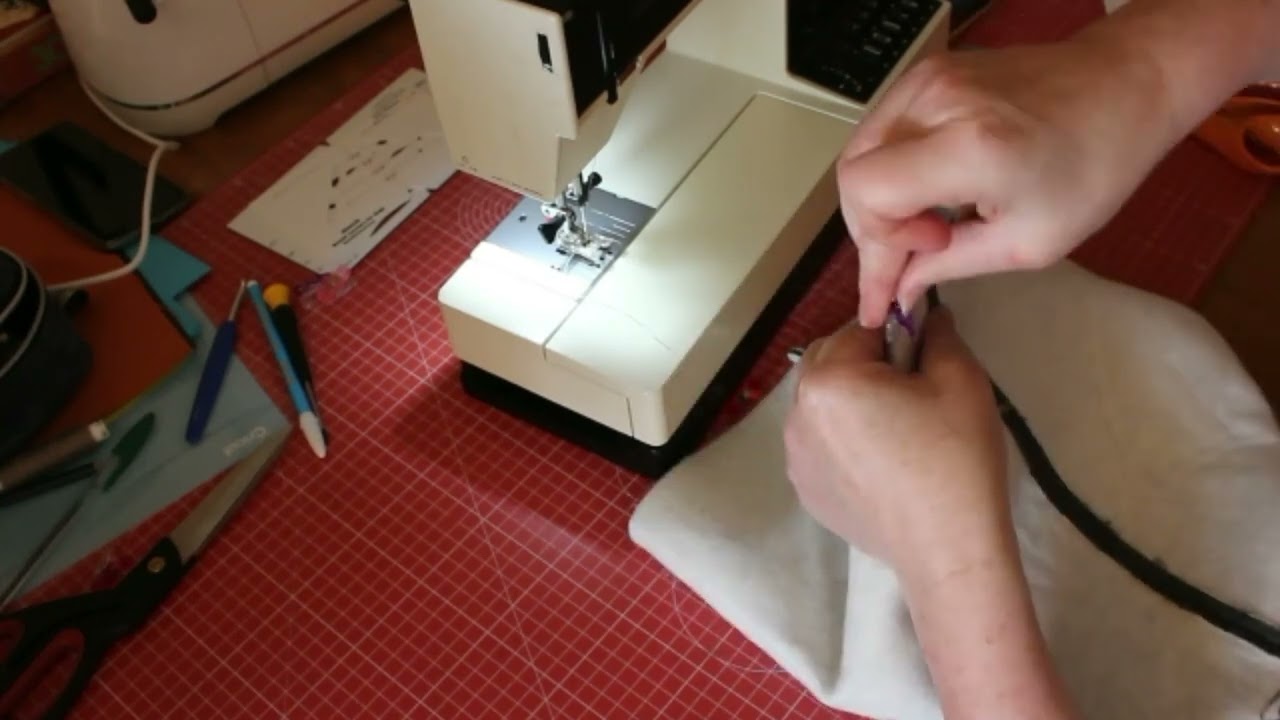 Como fazer uma bolsa ou sacola de tecido com fundo quadrado usando Estêncil daNeedleSketches