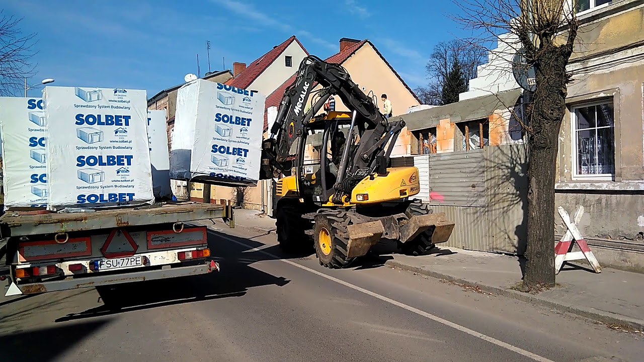 Mecalac 12MTX - rozładunek z podawaniem palet na piętro