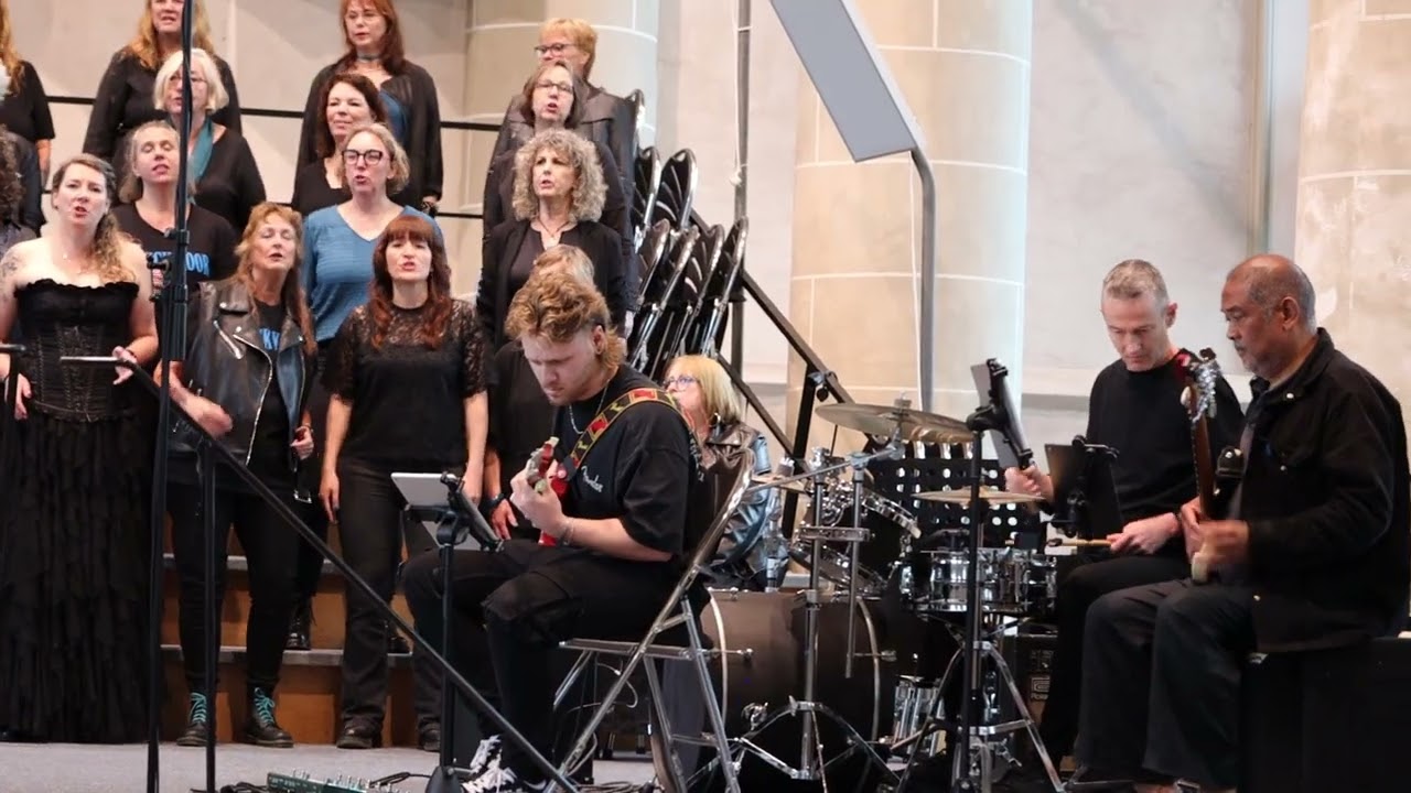 Rockkoor Almere treedt op in de grote kerk van Monnickendam op Korendag 2025