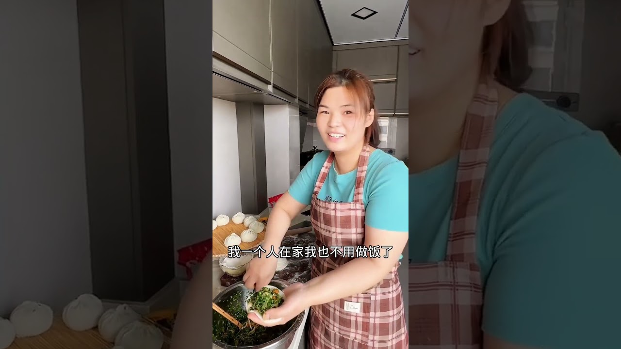 冰箱里还有点扇贝，加点粉丝，蒸韭菜包子吃，味道还不错，海鲜味😇#新农人计划2024 #一日三餐人间烟火