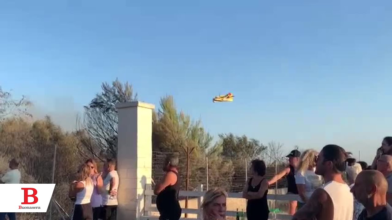 Vasto incendio a Lido Silvana. L'intervento dei Vigili del fuoco e dei canadair